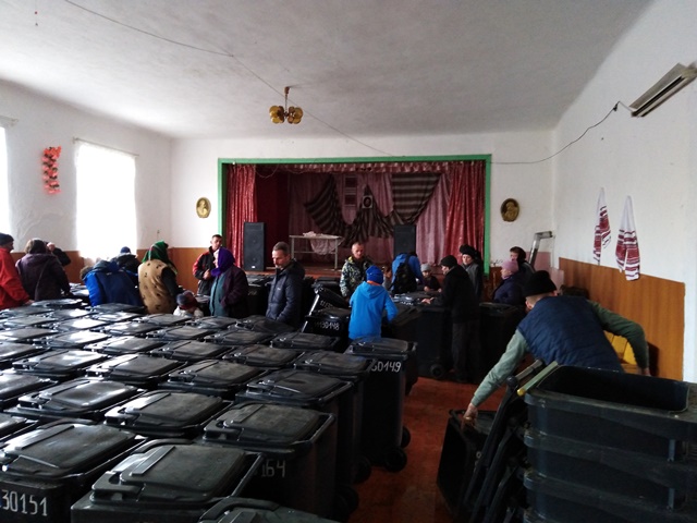 Індивідуальні сміттєві контейнери у кожний двір ...