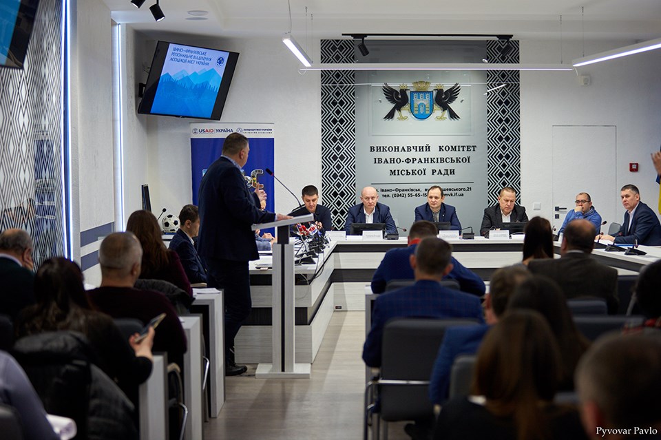 В Івано-Франківську обговорили зміни до Конституції щодо децентралізації влади: ТРК РАІ