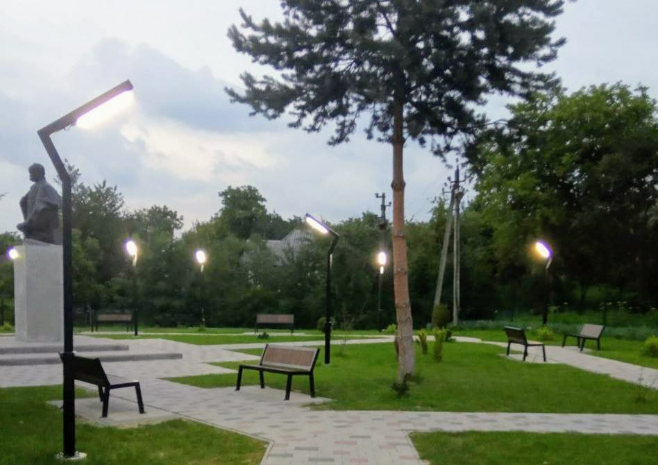 У парку Новиці засвітилися ліхтарі