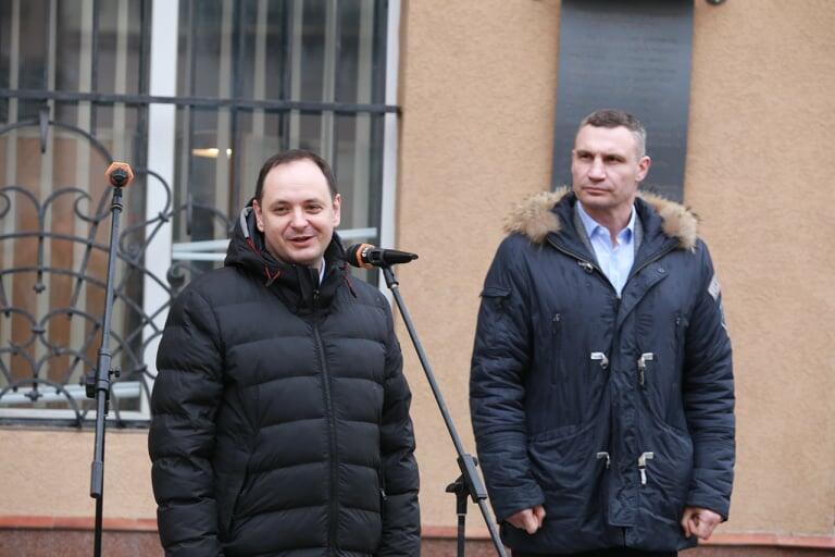 У Франківську Руслан Марцінків та Віталій Кличко відкрили на стіні ратуші пам’ятну дошку (фото + відео)